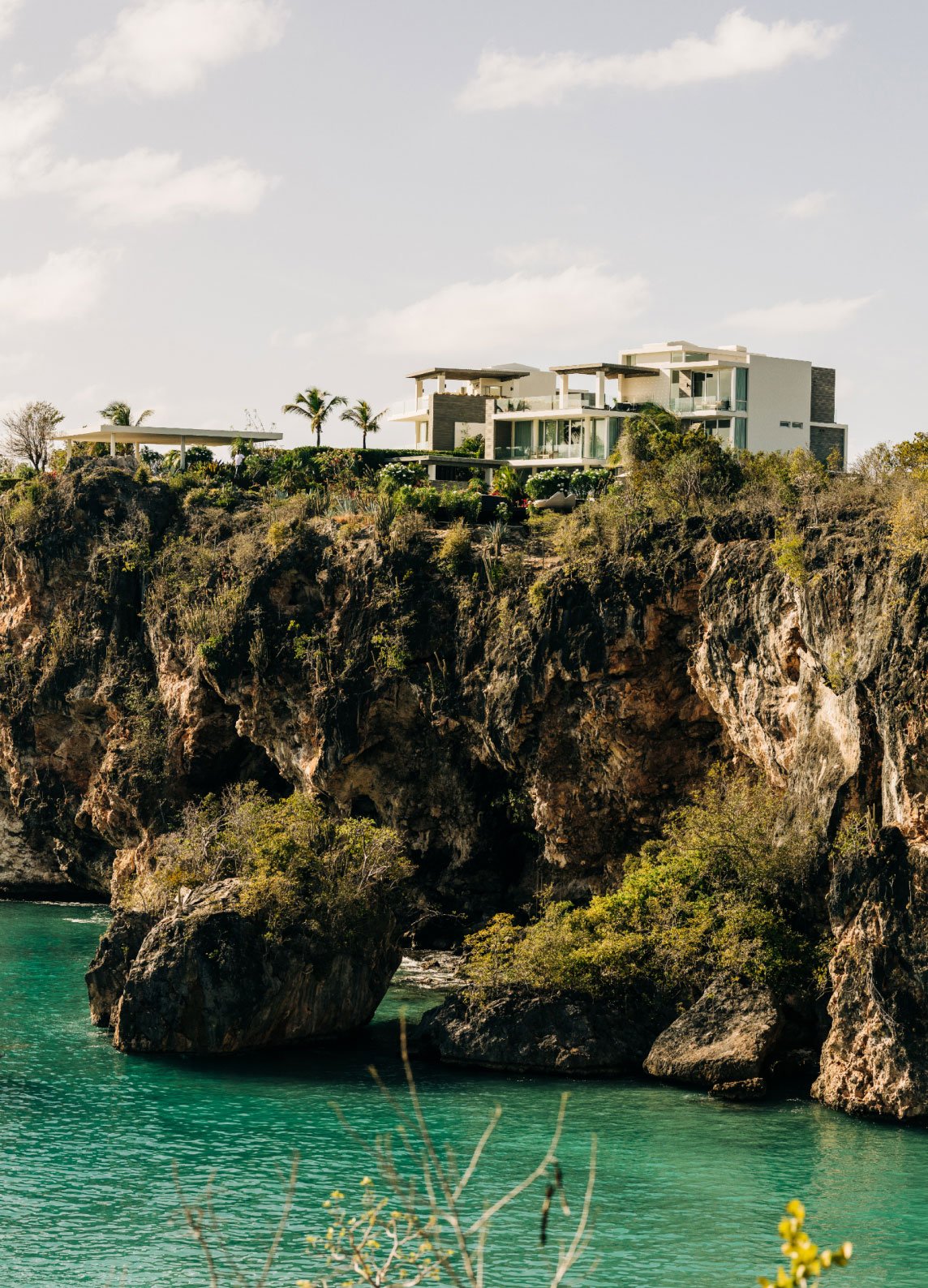 ÀNI Anguilla - Overlooking the Cliff