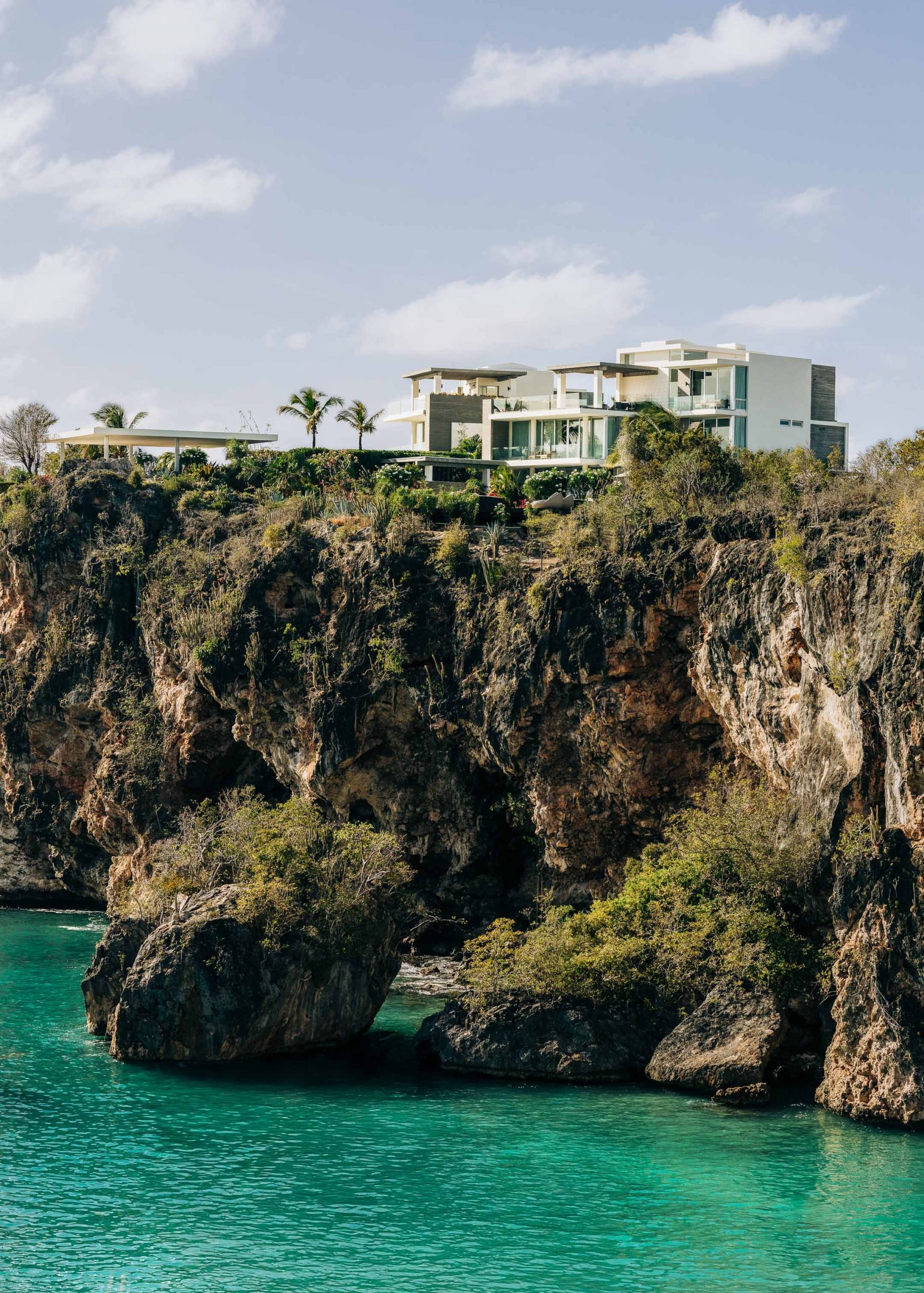 ÀNI Anguilla - Overlooking the Cliff